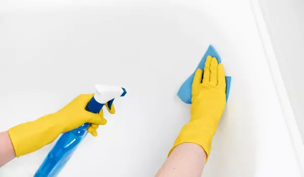 Use the Right Cleaner for bathtub cleaning
