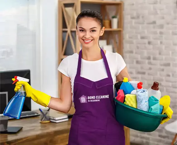 Bond cleaning in Melbourne – professional cleaner with tools